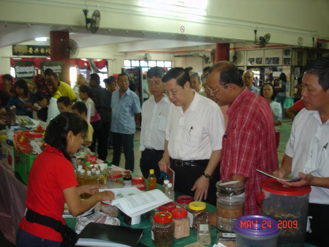 YAB Tuan Lim Guan Eng, Ketua Menteri Pulau Pinang melawat gerai pameran sempena karnival pengurusan sisa rumah pada 24-5-2009 di Butterworth